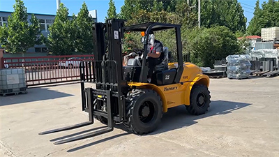 4-Wheel Drive Rough Terrain Forklift 3-4 Tonne (Yellow)